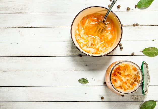 Šálka polievky na stole